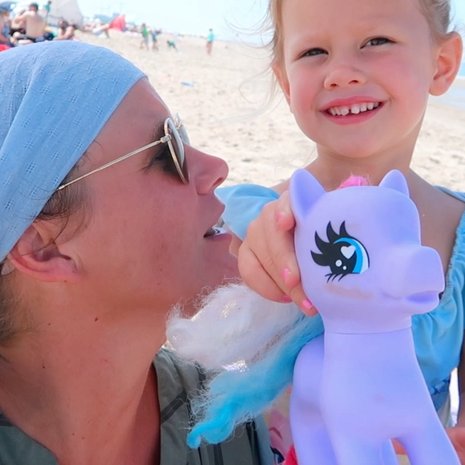 dagje strand met twee jonge kinderen