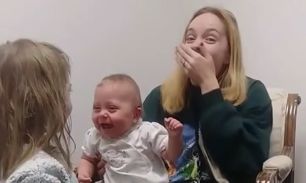video slechthorende baby hoort zus praten