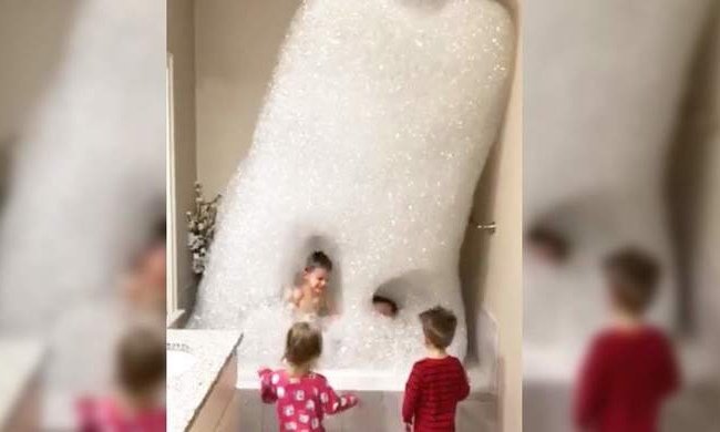 video vader kinderen in bad