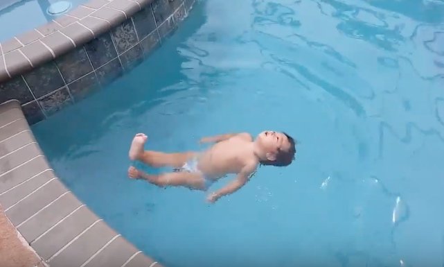 video zwemmende baby