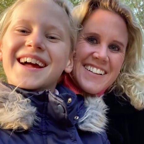 merel_brons_met_haar_dochters_in_archeon