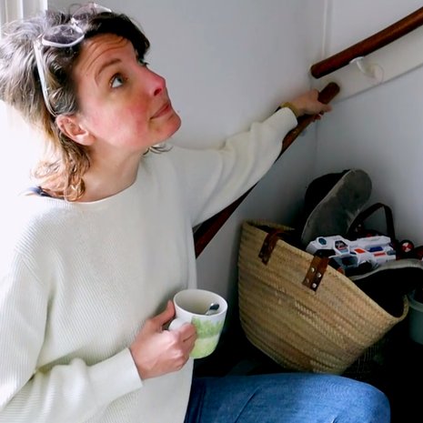 moeder legt spullen op trap