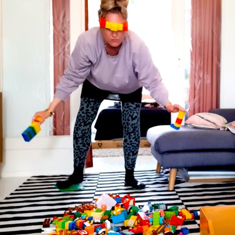 moeder_ruimt_duplo_op