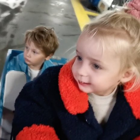 naar winkelcentrum met twee kinderen