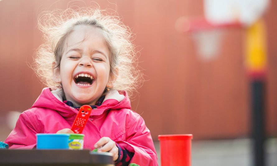 onderzoek-kinderen-lachen-leren-beter