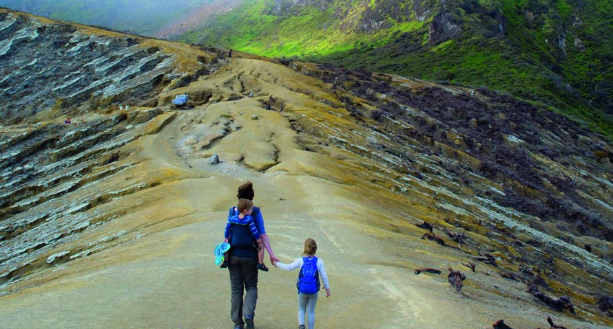met kinderen backpacken Indonesië