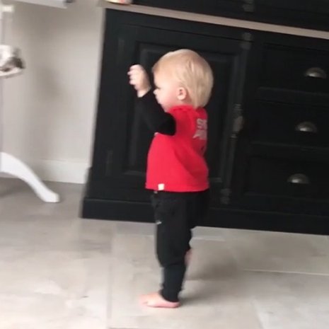 video bobbi mark eerste stapjes brandon