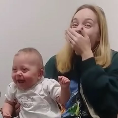 video slechthorende baby hoort zus praten