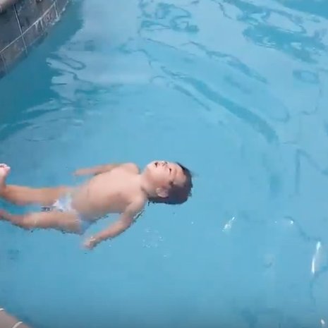video zwemmende baby