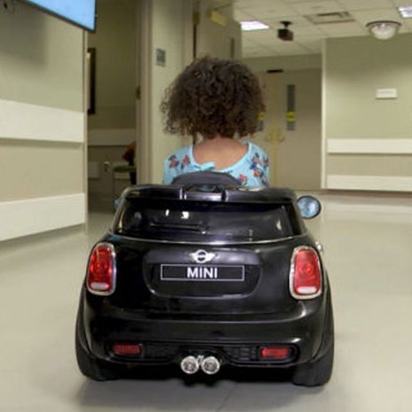 fotoserie kinderen ziekenhuis mini-auto's