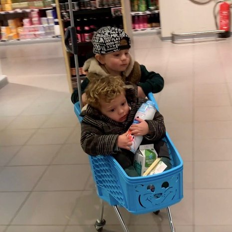zoons van kim kotter in supermarkt