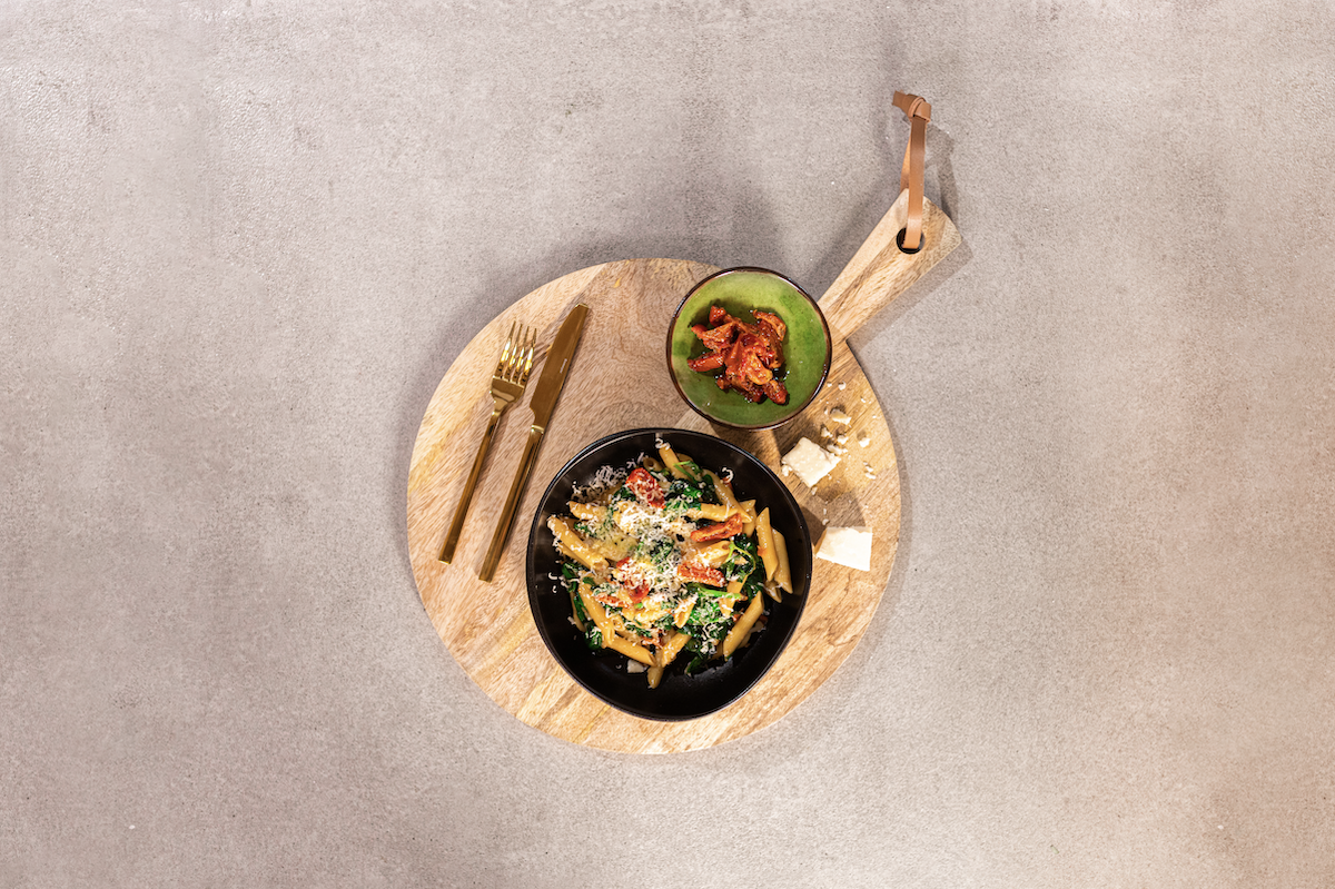 Illustratie bij: Met alle gemak genoeg groente: het eenpansgerecht met penne & spinazie van TV-kok Sandra Ysbrandy en Lidl 