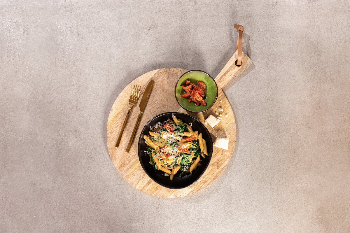 Illustratie bij: Met alle gemak genoeg groente: het eenpansgerecht met penne & spinazie van TV-kok Sandra Ysbrandy en Lidl