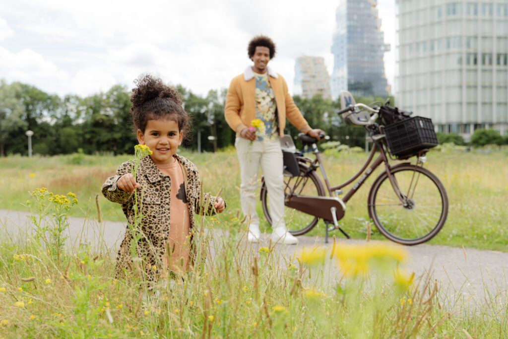 Sponsored – Met de kleintjes achterop: zo fiets je veilig en comfortabel met het hele gezin