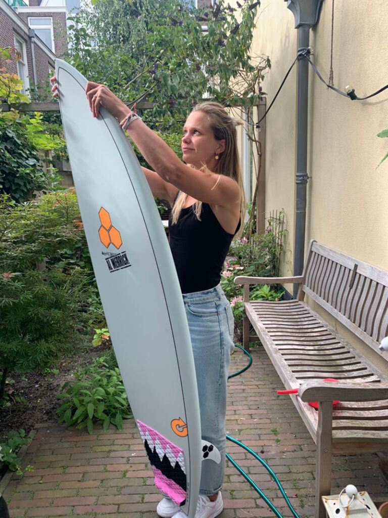 Sandrine beachbabe surfen